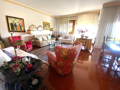 Appartamento in Vendita a Massa, 450'000€, 210 m²