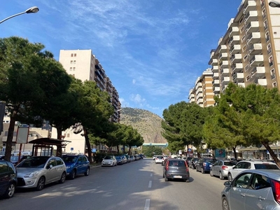 Appartamento in Vendita a Palermo, zona De Gasperi, 349'000€, 180 m²