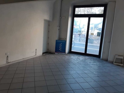 Attività commerciale in Affitto a Imperia, 700€, 90 m²