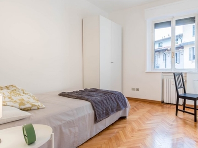 Camera in affitto in appartamento con 2 camere da letto a Milano