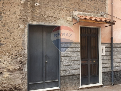 Casa indipendente in VIA DOVI', Paternò, 4 locali, 1 bagno, con box
