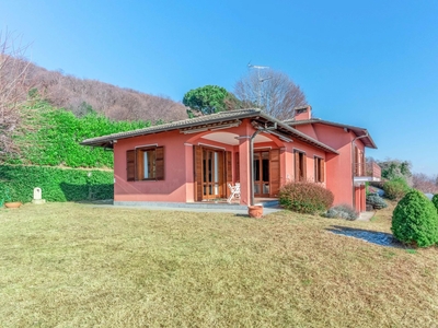 CASA SUL LAGO MAGGIORE CON QUATTRO CAMERE DA LETTO E GIARDINO