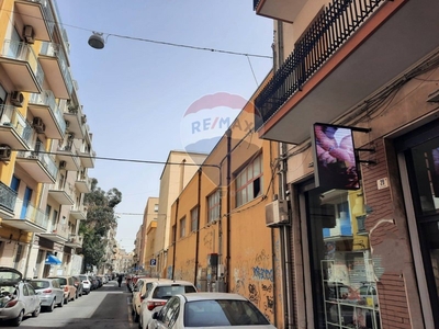 Negozio in Affitto a Catania, zona Zona di prestigio, 650€, 34 m²