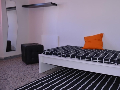 Stanza in affitto in appartamento con 7 camere da letto a Cagliari