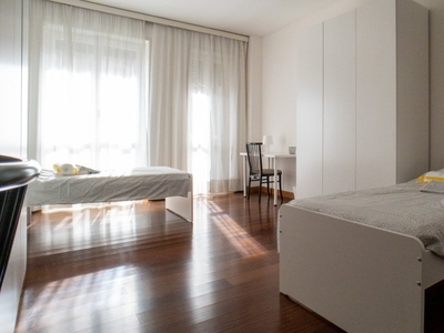 Stanze in affitto in appartamento con 4 camere da letto in Corsica, Milano