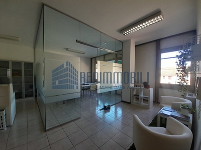 Ufficio in Affitto a Brescia, 1'100€, 103 m²