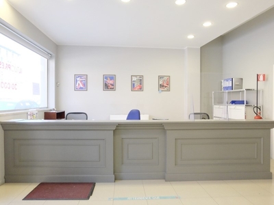 Ufficio in Affitto a Brescia, zona Zona Centro, 1'500€, 247 m², con Box