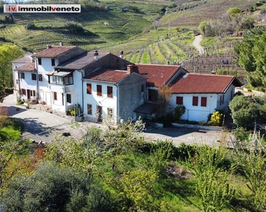 Villa a schiera in Via Roma in zona Brognoligo a Monteforte D'Alpone