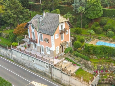 Villa d'epoca in vendita fronte lago Maggiore con darsena e piscina