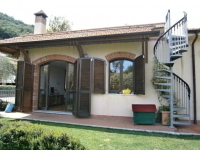 Villetta a schiera con giardino in via giacomo leopardi 12, Ameglia