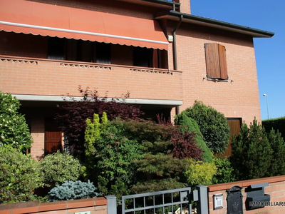 Villetta a schiera in ottime condizioni con giardino privato di mq. 225 e con garage