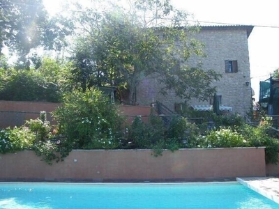 Casa medievale nel borgo vicino Assisi, vista panoramica, piscina