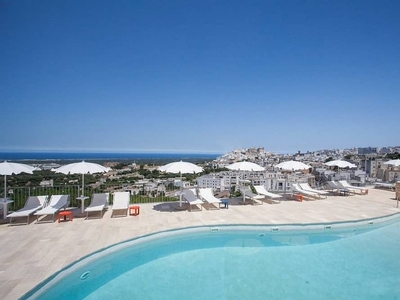 Swimming pool with sea view , for families, historic center 700 m, beach 8'