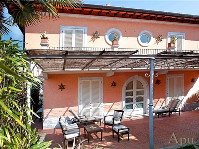 Villa arredata in affitto, Forte dei Marmi centro