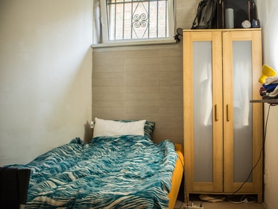 Accogliente camera in appartamento con 5 camere da letto ad Aurelio, Roma