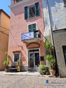 Alloggio con balcone e cantina in centro Villanova d'Albenga