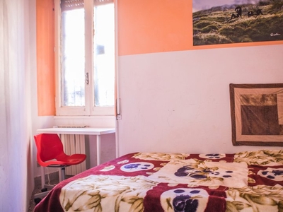 Ampia camera in appartamento con 6 camere da letto a Ostiense, a Roma