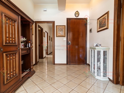 Appartamento in Vendita a Siracusa, zona Teocrito San Giovanni, 190'000€, 189 m², con Box