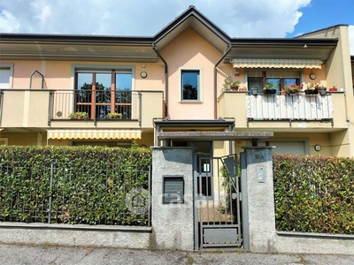 Appartamento in Vendita in Via Gorizia 16 A a Laveno-Mombello