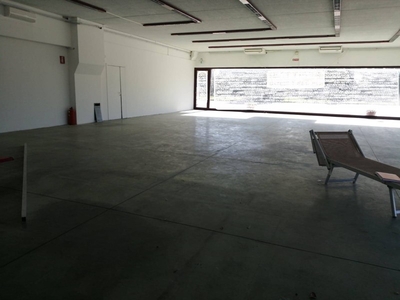 Attività commerciale in Affitto a Livorno, zona Stagno, 1'500€, 220 m²