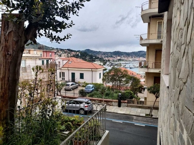 Bilocale in Via Aurelio Saffi 34, Imperia, 1 bagno, arredato, 60 m²