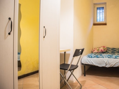 Camera luminosa in appartamento con 5 camere da letto ad Aurelio, Roma