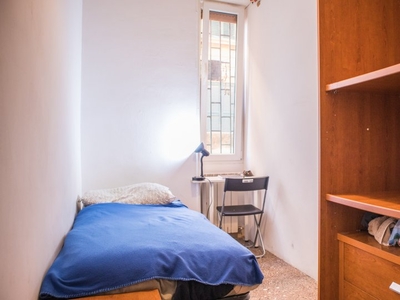 Camera soleggiata in appartamento con 6 camere da letto a Ostiense, a Roma