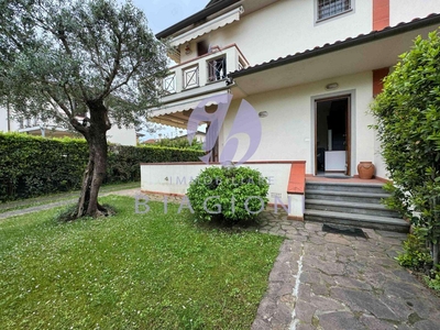 Casa Bi - Trifamiliare in Affitto a Pietrasanta Via Giacomo Leopardi, 34