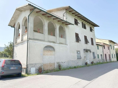 Casa Bi - Trifamiliare in Vendita a Lucca Via della Chiesa XXIV,