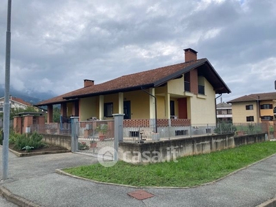 Casa Bi/Trifamiliare in Vendita in Via CAMPO SPORTIVO 2 a Bagnolo Piemonte