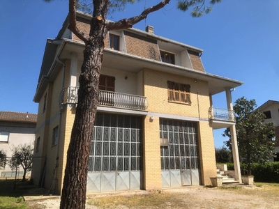 Casa indipendente in Via C. Crivelli, Ortezzano, 8 locali, 1 bagno