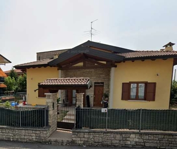 Casa indipendente in Via Santa Giulia, Travagliato, 10 locali, 3 bagni