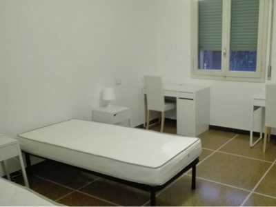 Letto in affitto in appartamento con 3 camere da letto a Bologna