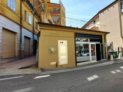 Locale commerciale in vendita, Ariano Irpino via tigli