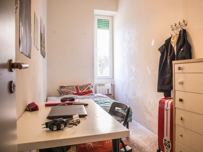 Luminosa camera in appartamento con 6 camere da letto a Ostiense, a Roma
