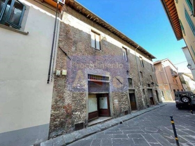 Negozio in Vendita a Prato, 11'250€, 52 m²