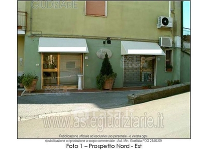 Negozio/Locale commerciale in Vendita in Via Sottili a Santa Maria a Monte