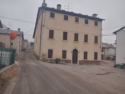 stabile intero in vendita a Bosco Chiesanuova