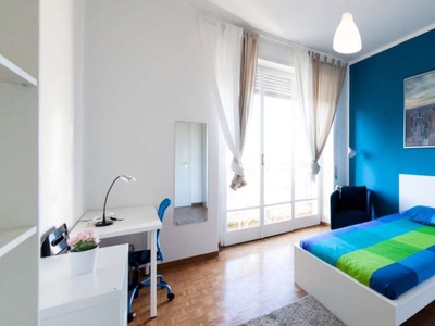 Stanza in affitto in appartamento con 5 camere da letto a Bologna