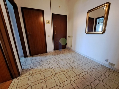 Trilocale in Vendita a Livorno, zona Coteto, 190'000€, 85 m², con Box