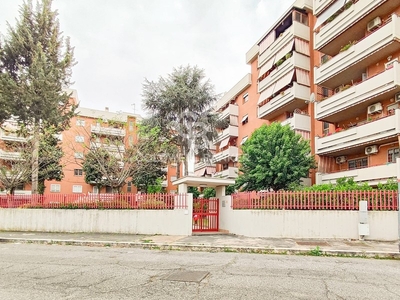 Trilocale in Vendita a Roma, zona Tiburtina Colli Aniene, 199'000€, 51 m²