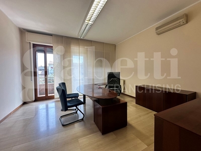 Ufficio in Affitto a Verona, 2'000€, 80 m²