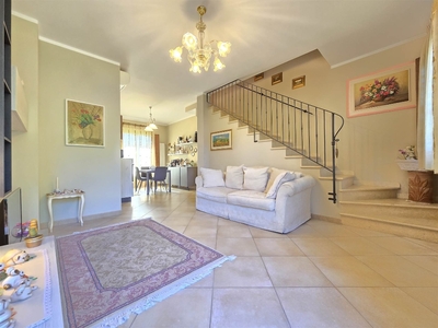Villa a schiera a Camaiore, 7 locali, 2 bagni, 130 m², ottimo stato
