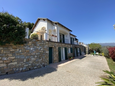 Villa in Strada Civezza 57, Imperia, 8 locali, 2 bagni, garage, 230 m²