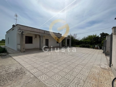 Villa in Vendita a Brindisi, zona Zona Montenegro, 150'000€, 149 m²