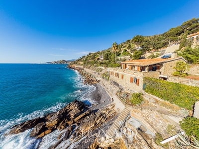 Villa in vendita con giardino direttamente sul mare che bagna il Ponente Ligure