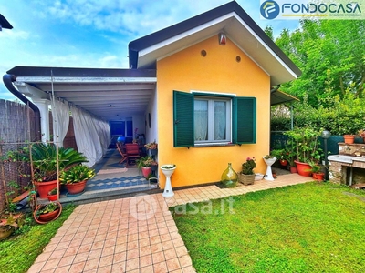 Villa in Vendita in Via Goldora a Pietrasanta