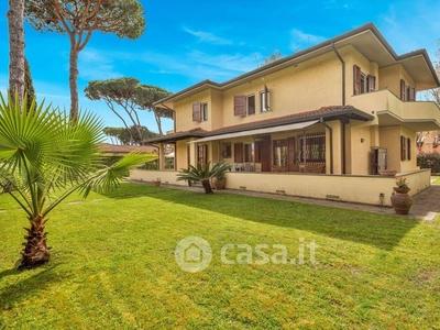 Villa in Vendita in Via Cesare Battisti 77 a Forte dei Marmi