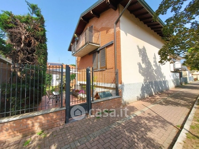 Villa in Vendita in Via de Amicis 35 a Marcallo con Casone