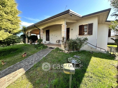 Villa in Vendita in Via Giunio Bruto a Desenzano del Garda